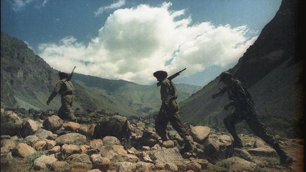 Soldiers in Kargil, June 28, 1999. Acting upon the reduced patrolling and deployment, the Pakistan Army deployed and encroached Indian outposts in February 1999. (Manish Swarup / HT Archive) Soldiers in Kargil, June 28, 1999. Acting upon the reduced patrolling and deployment, the Pakistan Army deployed and encroached Indian outposts in February 1999. (Manish Swarup / HT Archive)