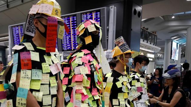 Demonstrators wear post-it notes as part of the "Lennon Wall" movement during a protest against the recent violence in Yuen Long, at Hong Kong airport, China July 26, 2019.(REUTERS) Demonstrators wear post-it notes as part of the "Lennon Wall" movement during a protest against the recent violence in Yuen Long, at Hong Kong airport, China July 26, 2019.(REUTERS)