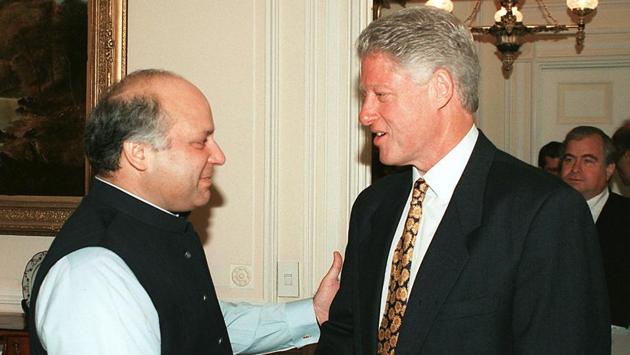 US President Bill Clinton (R) greets Pakistani Prime Minister Nawaz Sharif (L) at Blair House July 04, 1999 in Washington, DC, for talks on ways to end fighting in Kashmir. US officials had grown increasingly alarmed at the escalating hostilities between India and Pakistan. Pakistan asked the US to intervene but Clinton declined, saying Islamabad must withdraw its troops from the LoC. (Balti / AFP) US President Bill Clinton (R) greets Pakistani Prime Minister Nawaz Sharif (L) at Blair House July 04, 1999 in Washington, DC, for talks on ways to end fighting in Kashmir. US officials had grown increasingly alarmed at the escalating hostilities between India and Pakistan. Pakistan asked the US to intervene but Clinton declined, saying Islamabad must withdraw its troops from the LoC. (Balti / AFP)
