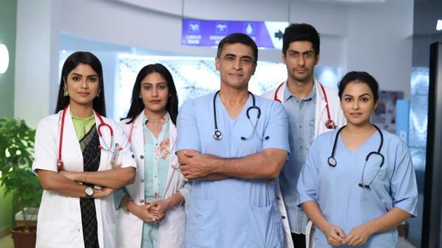 Sayantani Ghosh, Surbhi Chandna, Mohnish Bahl, Namit Khanna and Gurdeep Kohli on the sets of Sanjivani.