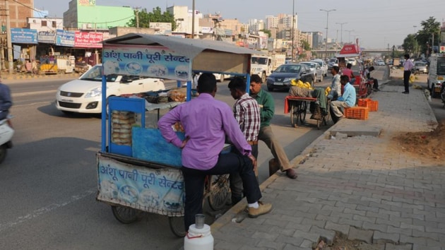 The drive was initiated after the Noida authority chief executive officer Ritu Maheshwari instructed the enforcement wing to take tough action against street vendors and those indulging in illegal construction across the city.(HT Photo)