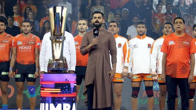 Virat Kohli sings National Anthem ahead of Mumbai-Pune encounter.(Pro Kabaddi League)