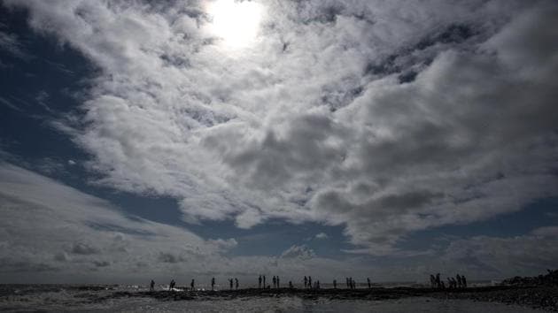 People enjoy dramatic skyline at Bandstand, Bandra in Mumbai, Maharashtra. (Satish Bate / HT Photo) People enjoy dramatic skyline at Bandstand, Bandra in Mumbai, Maharashtra. (Satish Bate / HT Photo)