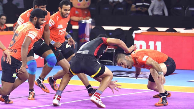 U Mumba defender Fazal Atrachali.(Pro Kabaddi League) U Mumba defender Fazal Atrachali.(Pro Kabaddi League)