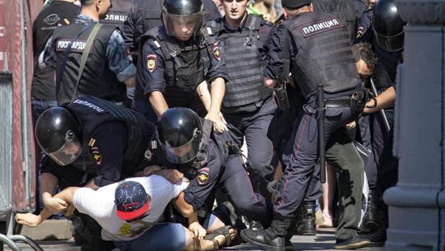 Police officers detain protesters during an unsanctioned rally in the centre of Moscow, Russia on Saturday.(AP Photo)