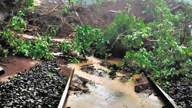 Railway traffic was disrupted due to land slide at Khandala ghat on Saturday.(HT PHOTO)