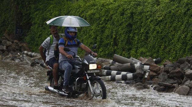 Vehicles move in a slow pace due to waterlogging after morning rain, at National Highway (NH) 48 road, in Gurugram on July 18.(Yogendra Kumar/HT PHOTO)