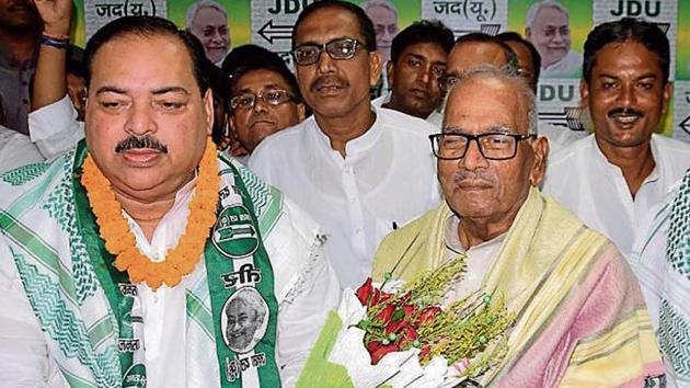 Ali Ashraf Fatmi (left) joined JD(U) in the presence of party state president Vashishth Narayan Singh (centre) in Patna on Sunday, July 28, 2019.(HT Photo)