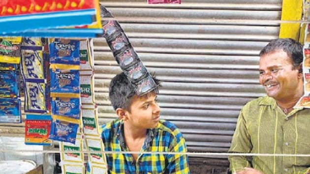 The uncle-nephew duo of Munna Prasad and Azad Kumar man a stall in Gurugram’s Jacobpura.(HT Photo)