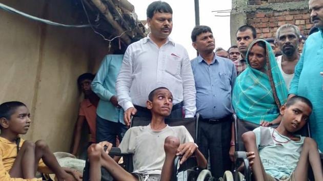 Bihar disability commissioner Dr Shivaji Kumar at Devmuni Singh Yadav’s house on Saturday, July 27, 2019.(HT Photo)