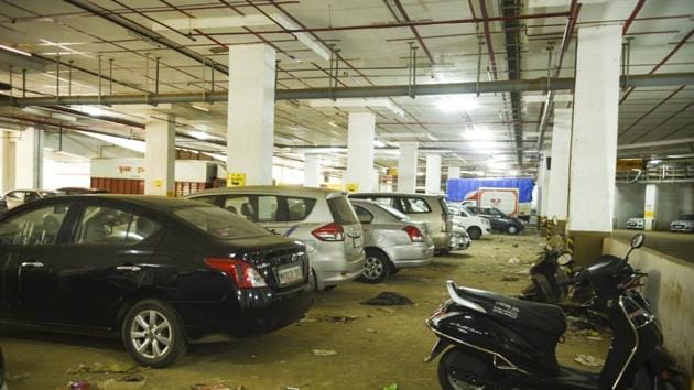 BMC free parking lot in Oshiwara Link road, Andheri West.(Pramod Thakur/HT Photo) BMC free parking lot in Oshiwara Link road, Andheri West.(Pramod Thakur/HT Photo)