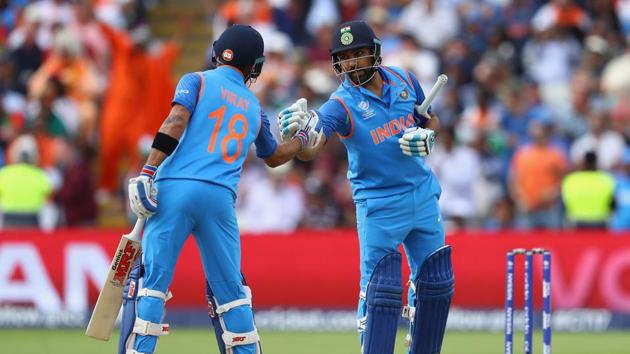 Rohit Sharma (R) of India shakes hands with captain Virat Kohli.(Getty Images)