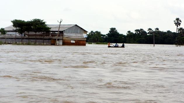 People ride in a boat as heavy rainfall led to flooding, in Darbhanga district of Bihar on July 25, 2019.(Parwaz Khan / Hindustan Times) People ride in a boat as heavy rainfall led to flooding, in Darbhanga district of Bihar on July 25, 2019.(Parwaz Khan / Hindustan Times)