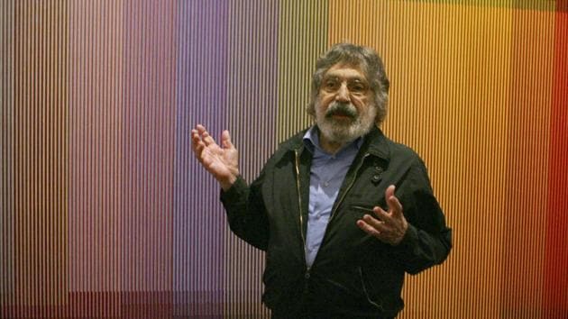Venezuelan artist Carlos Cruz-Diez talks about his Physichromie no. 500 in New York.(AP)