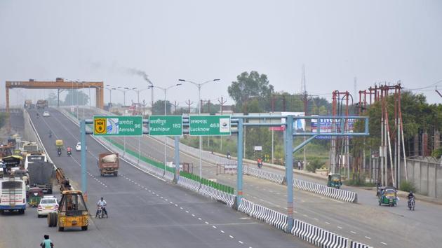 Delhi government had given the go-ahead for felling and transplanting trees, which fell on the Expressway’s right of way. The NHAI has agreed to bear the cost of afforestation, transplantation and providing land for the purpose. (Sakib Ali / Hindustan Times) Delhi government had given the go-ahead for felling and transplanting trees, which fell on the Expressway’s right of way. The NHAI has agreed to bear the cost of afforestation, transplantation and providing land for the purpose. (Sakib Ali / Hindustan Times)