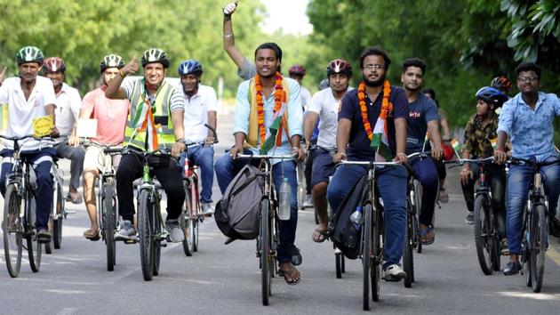Two students, Krishnakant Sarangi and Subhrajit Barik (both garlanded) are pedalling from Cuttack, Odisha all the way to Delhi to meet the Prime Minister to raise farmers’ issues, in Noida, India, on Sunday, July 28, 2019. (Photo by Sunil Ghosh / Hindustan Times) Two students, Krishnakant Sarangi and Subhrajit Barik (both garlanded) are pedalling from Cuttack, Odisha all the way to Delhi to meet the Prime Minister to raise farmers’ issues, in Noida, India, on Sunday, July 28, 2019. (Photo by Sunil Ghosh / Hindustan Times)