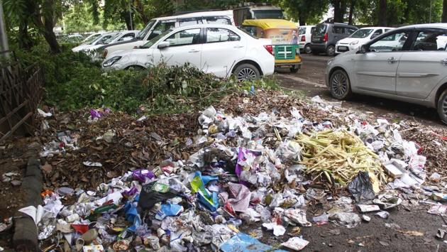 A pile of garbage in a corner of the parking lot at the Mini Secretariat. Opened in 2004, the building has offices of the Deputy Commissioner, subdivisional magistrates, election tehsildar, and the departments of revenue, labour, transport and education. (Yogendra Kumar / HT Photo)