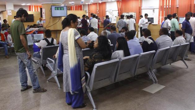 The Saral service delivery centre is located on the ground floor of mini secretariat. At the Saral Kendra, citizens can submit documents or file applications for various services, such as birth/death certificates, vehicle registration certificates and driving licences. The secretariat, which is a hub of government services, needs repairs at several parts. Sanitation and safety concerns persist in the building as well. (Yogendra Kumar / HT Photo)