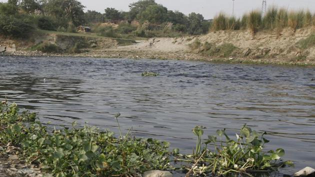 A depressed man jumped off a bridge into the Yamuna to get rid of his debt.(Virendra Singh Gosain/ Hindustan Times) A depressed man jumped off a bridge into the Yamuna to get rid of his debt.(Virendra Singh Gosain/ Hindustan Times)