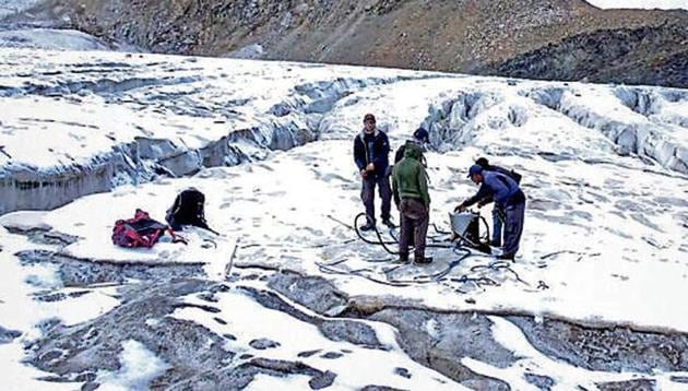 A team of scientists on Nadu glacier in Lahaul and Spiti.(HT Photo)