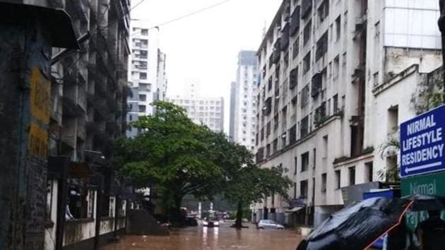 BMC floated tenders to build a sewage line connecting the complex till Sonapur two years ago, but that is also stuck. Residents of Nirmal Lifestyle Society in Mulund (West) run the risk of contracting several health hazards(HT Photos)