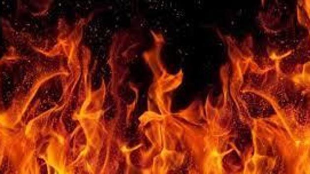 Fire officials brought under control a fire reported at a chicken shop in Central Arcade, DLF Phase-2.(HT File) Fire officials brought under control a fire reported at a chicken shop in Central Arcade, DLF Phase-2.(HT File)