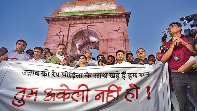 Swaraj Abhiyan leader Yogendra Yadav along with supporters gathered for a silent protest in solidarity with the Unnao rape case victim.(Burhaan Kinu/ Hindustan Times)