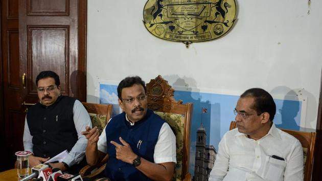 (From left) Rajesh Pande, Vinod Tawde (Minister of Higher and Technical Education) and Dhanraj Mane during a media interaction at Savitribai Phule Pune University in Pune, India, on Monday, July 29, 2019.(Milind Saurkar/HT Photo)
