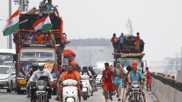 Kanwariyas carrying water from the Ganga River during the Kanwar Yatra ahead of Shivratri Festival, seen at Delhi- Gurugram expressway.(Yogendra Kumar/HT PHOTO) Kanwariyas carrying water from the Ganga River during the Kanwar Yatra ahead of Shivratri Festival, seen at Delhi- Gurugram expressway.(Yogendra Kumar/HT PHOTO)