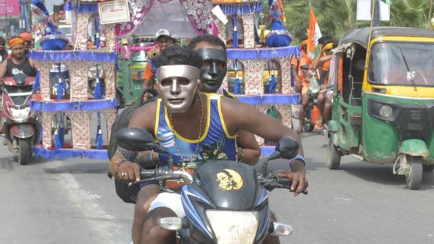 Kanwariyas arrive from Haridwar during the Kanwar Yatra, at NH 58 Meerut road, in Ghaziabad.(Sakib Ali /HT Photo)