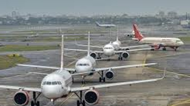 A total of 473 flights (260 departures and 119 arrivals) were delayed till 11pm from Mumbai airport.(HT FILE) A total of 473 flights (260 departures and 119 arrivals) were delayed till 11pm from Mumbai airport.(HT FILE)