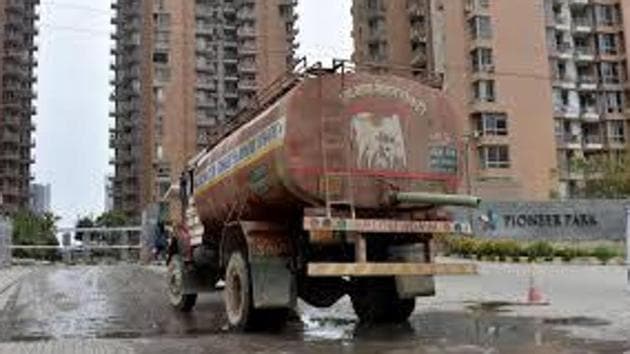 Delhi Jal Board deploys around 900 water tankers every day to supply water to houses in the capital, there are more than twice as many private and unregistered water tankers that operate.(HT FILE)