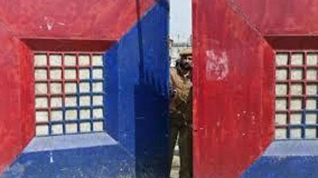 DCP said Raju escaped around 10 pm on Sunday by cutting open an iron mesh in a hospital ward he was admitted.(HTFILE) DCP said Raju escaped around 10 pm on Sunday by cutting open an iron mesh in a hospital ward he was admitted.(HTFILE)