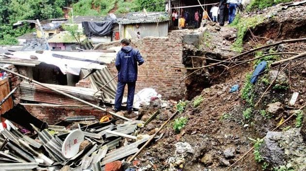 A father and son died in the landslide at Adarsh Chawl in Atkoneshwar Nagar, Kalwa, on Tuesday. The forest department had sent notices to the chawl residents to vacate the landslide-prone area.(Praful Gangurde/HT Photo)