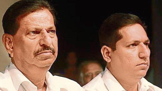 BJP minister Ravindra Chavan met Navi Mumbai BJP president Ramchandra Bhagat to ensure there is no opposition to Naik’s entry to the BJP(Bachchan kumar / Hindustan Times) BJP minister Ravindra Chavan met Navi Mumbai BJP president Ramchandra Bhagat to ensure there is no opposition to Naik’s entry to the BJP(Bachchan kumar / Hindustan Times)