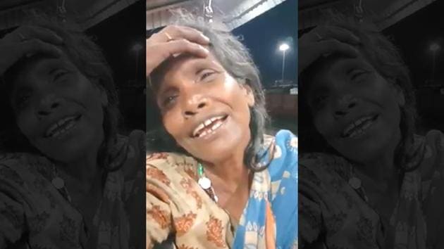 The video shows the woman singing Ek Pyar Ka Nagma Hai.(Facebook/BarpetaTown The place of peace)