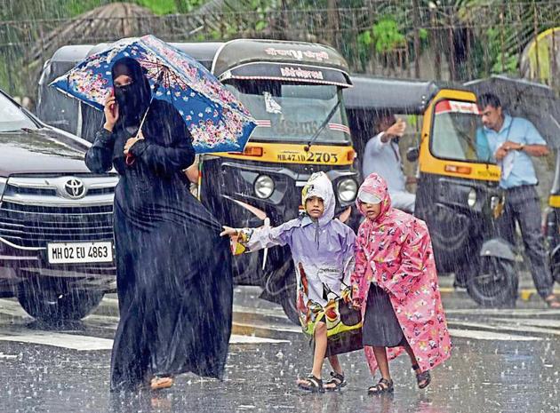 People deal with heavy rain at Juhu in Mumbai.(Satyabrata Tripathy/Hindustan Times) People deal with heavy rain at Juhu in Mumbai.(Satyabrata Tripathy/Hindustan Times)