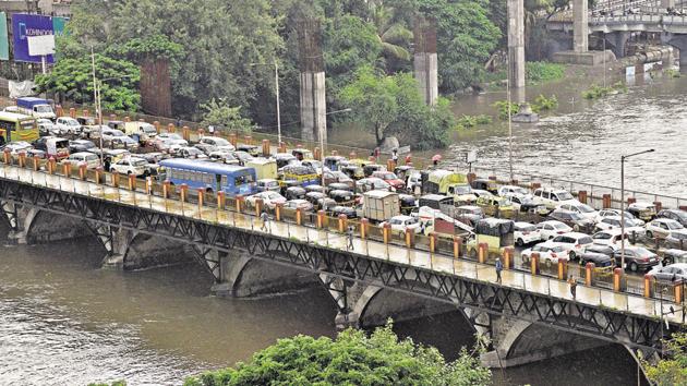 Traffic on Chhatrapati Sambhaji Maharaj Bridge in Deccan after 13,981 cusecs water was released from Khadakwasla dam(Pratham Gokhale/HT Photo)