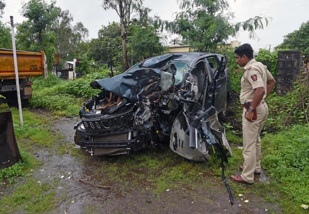 A police officer surveys the wreckage of a car after an accident killed seven of the eight occupants early Wednesday in Satara in Maharashtra.(Pratham Gokhale/HT Photo)