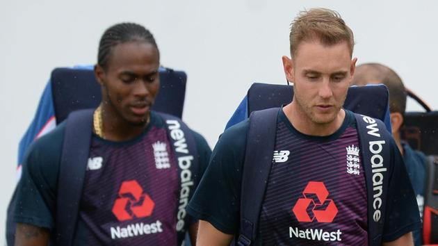 Jofra Archer (L) and Stuart Broad during a training session.(Popperfoto via Getty Images)