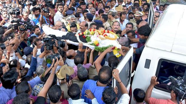 People carry the body of coffee baron V.G. Siddhartha to an ambulance in Mangalore, India, July 31, 2019.(REUTERS)