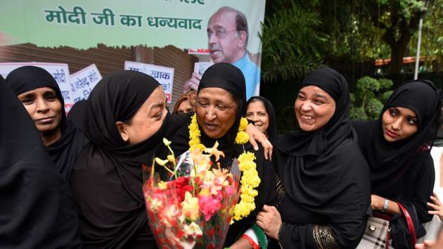 Women celebrate the passing of the triple talaq bill. The law is not to punish the man, but ensure fair play to the victim woman(Amal KS/HT PHOTO)