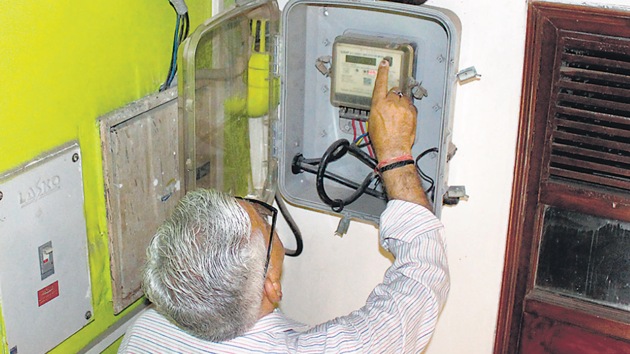 Delhi is due to go to the polls early next year. In the 2015 elections, the AAP had promised to reduce the power tariffs by half. Over the last four years, althought energy charges have not been increased, the surcharge and fixed charges have risen.(HT FILE) Delhi is due to go to the polls early next year. In the 2015 elections, the AAP had promised to reduce the power tariffs by half. Over the last four years, althought energy charges have not been increased, the surcharge and fixed charges have risen.(HT FILE)