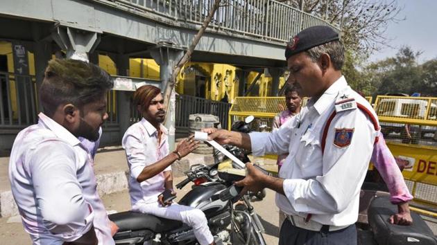 A police team stops the traffic violators for penalty(Burhaan Kinu/ Hindustan Times) A police team stops the traffic violators for penalty(Burhaan Kinu/ Hindustan Times)