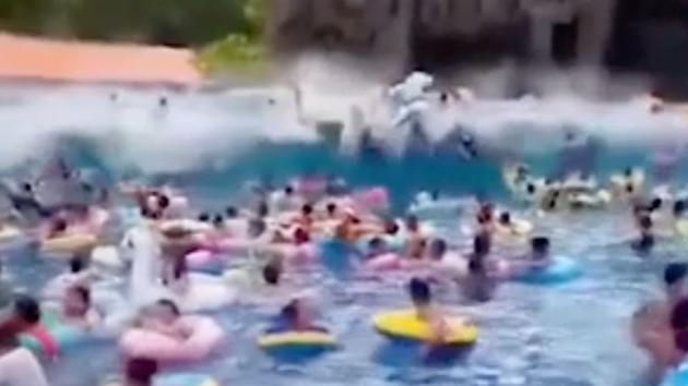 The faulty machine at Shuiyun Water Park caused a giant ‘tsunami’ that left 44 people injured.(screengrab)
