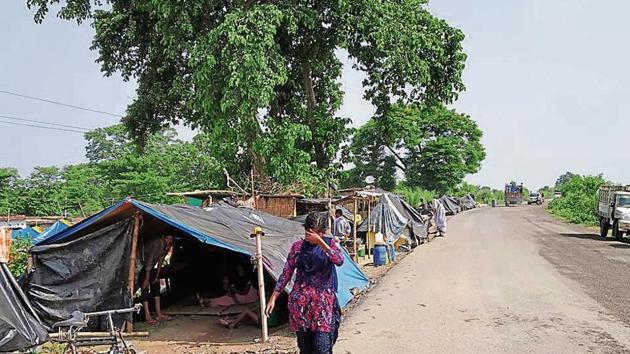 Many people affected by floods in Bihar’s East Champaran district continue living in roadside camps as their houses are still submerged or badly damaged. (HT Photo) Many people affected by floods in Bihar’s East Champaran district continue living in roadside camps as their houses are still submerged or badly damaged. (HT Photo)