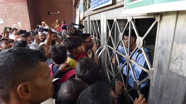 Patients outside a department at AIIMS as resident and junior doctors are on strike protesting against National Medical Commission (NMC) bill, Thursday August 1, 2019.(Sanchit Khanna / HT Photo) Patients outside a department at AIIMS as resident and junior doctors are on strike protesting against National Medical Commission (NMC) bill, Thursday August 1, 2019.(Sanchit Khanna / HT Photo)