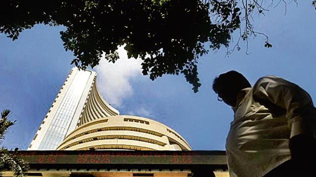 Analysts are worried about market weakness because of tightening credit supply, weakening business sentiments, weaker investment cycle, and slowing global growth. (HT FILE/PTI) Analysts are worried about market weakness because of tightening credit supply, weakening business sentiments, weaker investment cycle, and slowing global growth. (HT FILE/PTI)