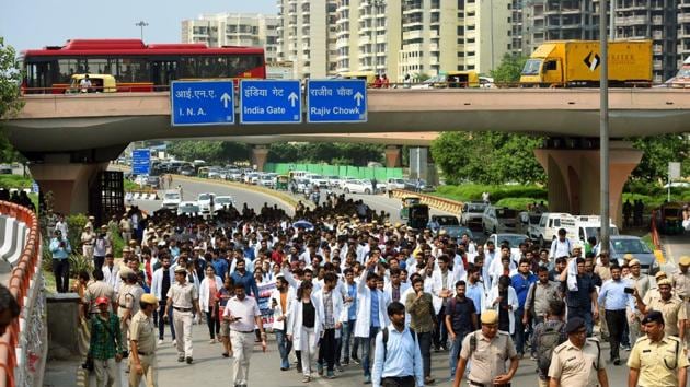 Resident and junior doctors protest against the introduction of National Medical Commission (NMC) bill in Rajya Sabha, at All India Institute Of Medical Sciences (AIIMS) flyover, in New Delhi on Thursday, August 01, 2019.(Amal KS/HT PHOTO)