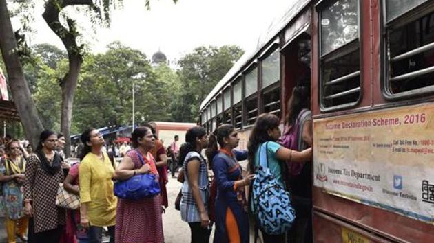 People lined up for the double decker bus at Chhatrapati Shivaji Terminus in Mumbai. (Anshuman Poyrekar/ Hindustan Times) People lined up for the double decker bus at Chhatrapati Shivaji Terminus in Mumbai. (Anshuman Poyrekar/ Hindustan Times)